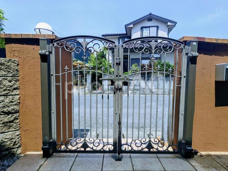 戸建ての門の扉 門,玄関,宅地の写真素材