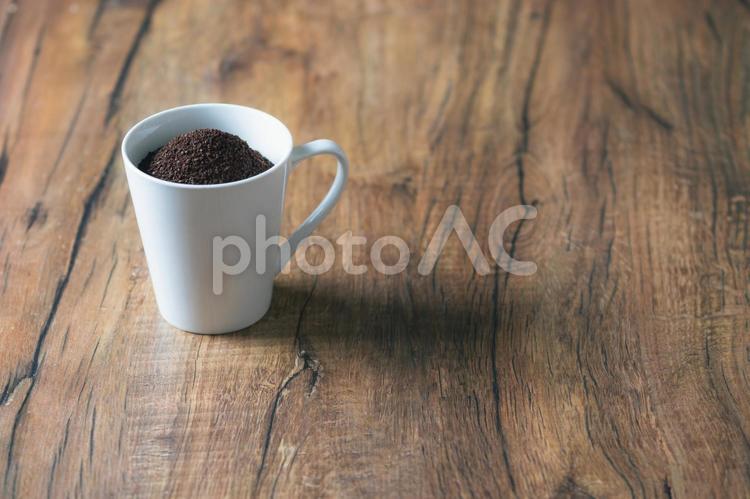 マグカップに挽きたてのコーヒー粉 焙煎珈琲,焙煎コーヒー,テーブルの写真素材