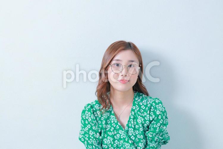こちらを見つめるワンピース姿の眼鏡女子 女性,日本人,若いの写真素材