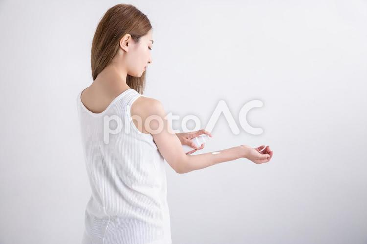 日焼け止めを塗る女性　 女性,日焼け止め,uvの写真素材