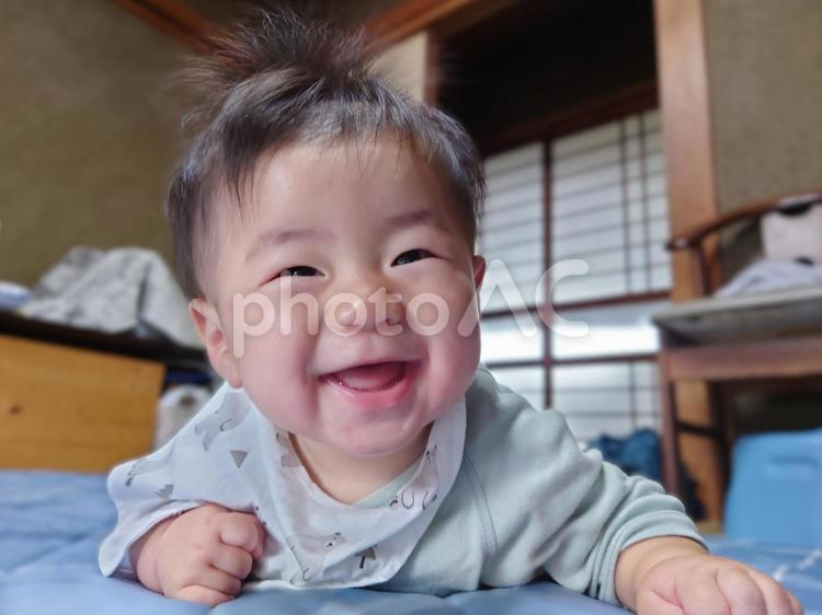 ハイハイでにっこり赤ちゃん（5カ月）2 赤ちゃん,ハイハイ,うつ伏せの写真素材
