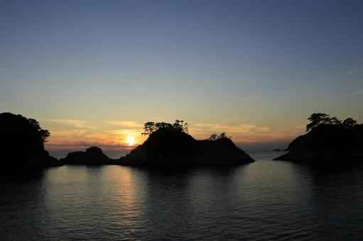 堂ヶ島の向こうに綺麗な夕陽 堂ヶ島の向こうに綺麗な夕陽の写真