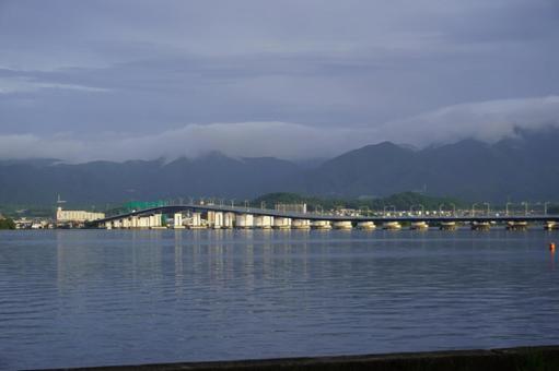 湖に架かる大橋 湖に架かる大橋の写真