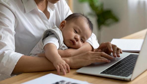 教育費　眠る日本人の赤ちゃんと電卓の写真