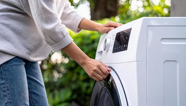 洗濯機のふたをあける女性の手 洗濯機のふたをあける女性の手の写真