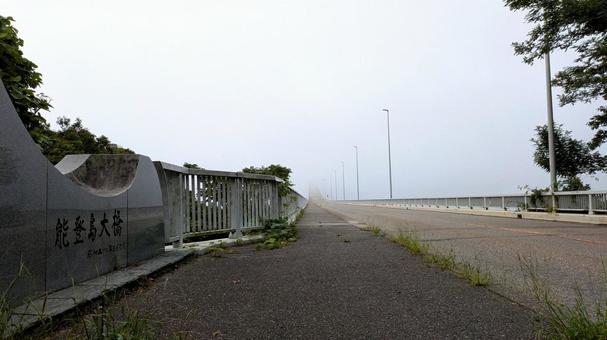 霧のかかった能登島大橋 能登,能登半島,能登島の写真素材