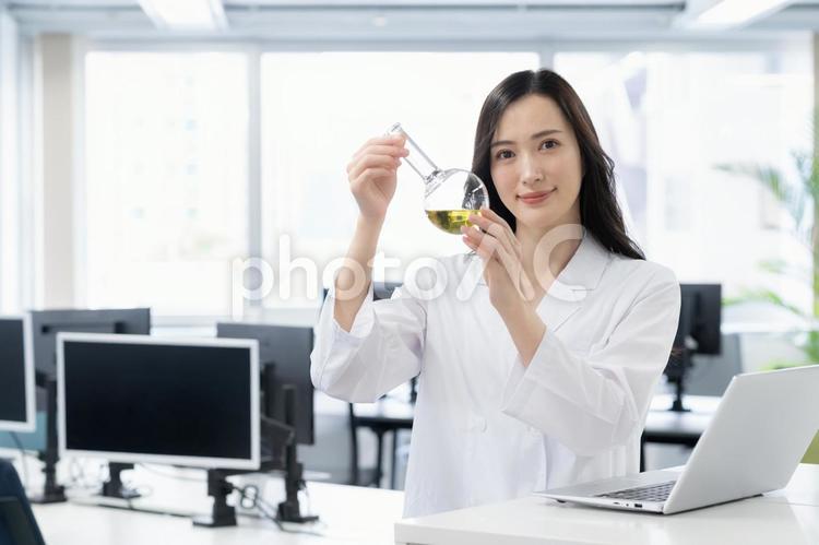 実験をする白衣の若い女性研究者 サイエンス,研究,実験の写真素材