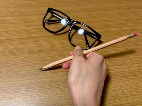 メガネと鉛筆を持つ手 メガネと鉛筆を持つ手 メガネ,鉛筆,勉強の写真素材