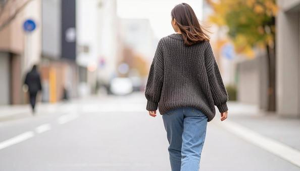 茶色のセーターを着た女性の写真