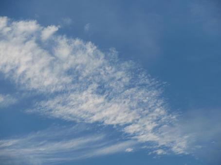 青空を横断する太い飛行機雲 青空を横断する太い飛行機雲の写真
