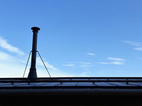 屋根と煙突と空 屋根と煙突と空の写真