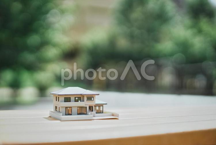 住宅模型と緑ぼかし背景 住宅模型,模型,家の写真素材