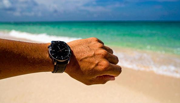 ダイバーズウォッチをつけた男性の手 ダイバーズウォッチをつけた男性の手の写真