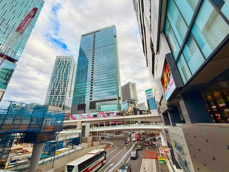渋谷のサイバーパンクなビル群の絶景 渋谷のサイバーパンクなビル群の絶景 青空,空,スカイラインの写真素材