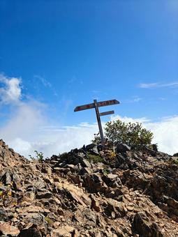青空に導かれる道標 青空に導かれる道標 道標,稜線,登山道の写真素材