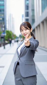 指をさす女性 指をさす女性の写真