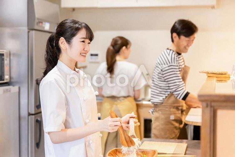 キッチンで料理を作る調理師とスタッフ 調理師,レストラン,シェフの写真素材