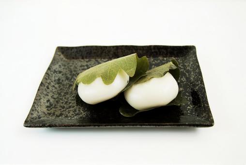 柏餅二個の和菓子 柏餅二個の和菓子 柏餅,和菓子,餅の写真素材