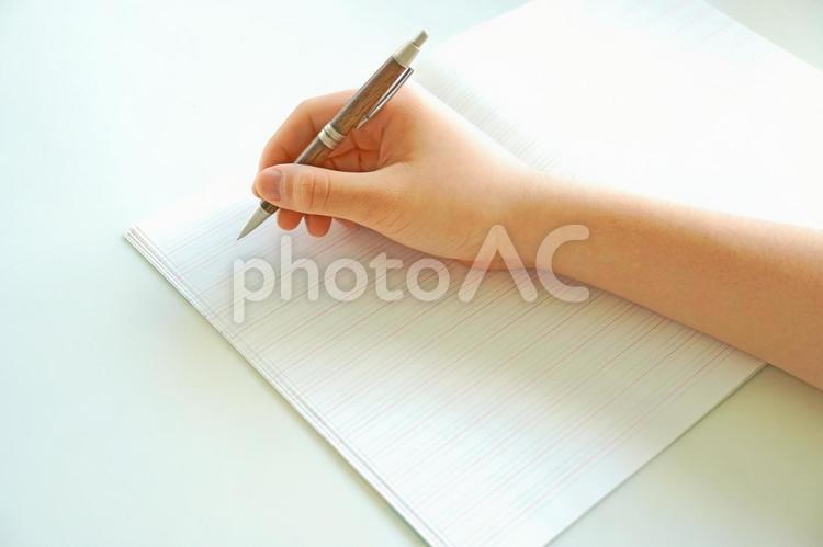 英語の勉強をする子供の手元 手,書く,英語の写真素材