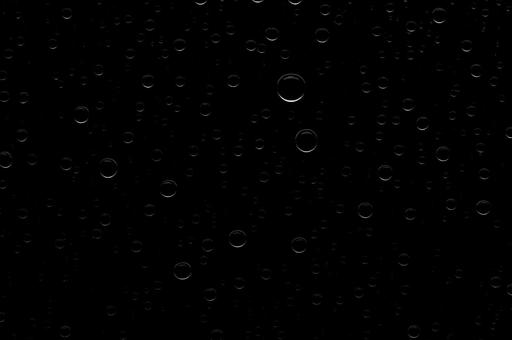 無数の水滴が並ぶ黒背景の写真