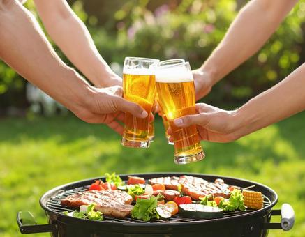 バーベキューでビール バーベキューでビールの写真