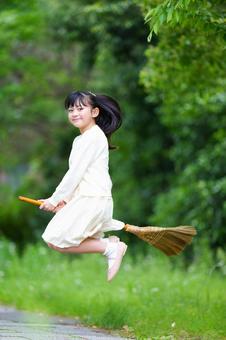 公園で魔法使いごっこをする女の子 子ども,女の子,小学生の写真素材