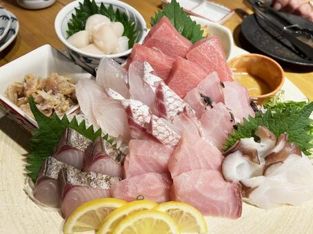 新鮮で美味しそうな刺身の盛り合わせ 刺身,カツオ,マグロの写真素材