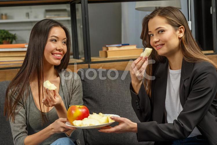 林檎を食べる女性 女性,外国人,2人の写真素材