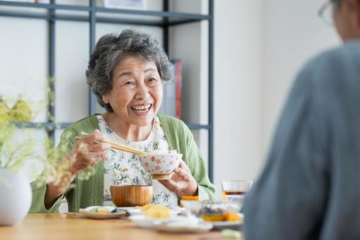 朝食を食べるシニアの夫婦 食事,シニア,高齢者の写真素材