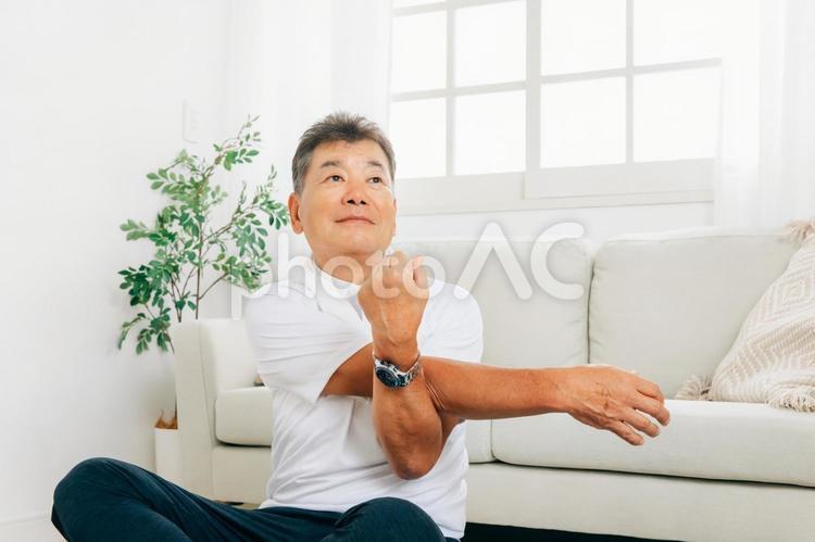 家でヨガをする男性（ストレッチ） ストレッチ,運動,高齢者の写真素材