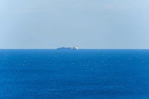広大な海を進む貨物船 広大な海を進む貨物船 貨物船,船,海の写真素材