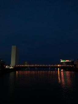 夜の橋の上からの風景 岩田川 1 夜の橋の上からの風景 岩田川 1 川,橋,夜景の写真素材
