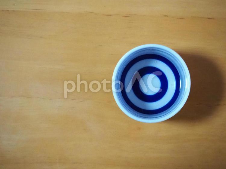 蛇の目おちょこと金箔入りの日本酒（右側） 日本酒,蛇の目,木目の写真素材