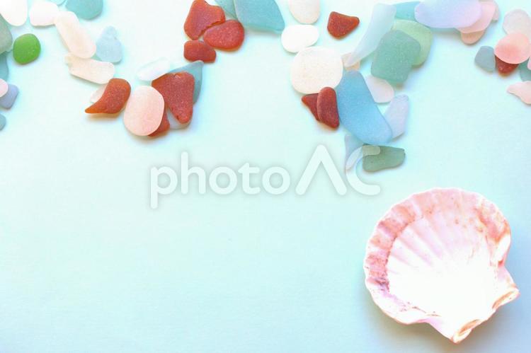 ビーチグラスと白い貝がらの背景素材 背景,バックグラウンド,ビーチグラスの写真素材