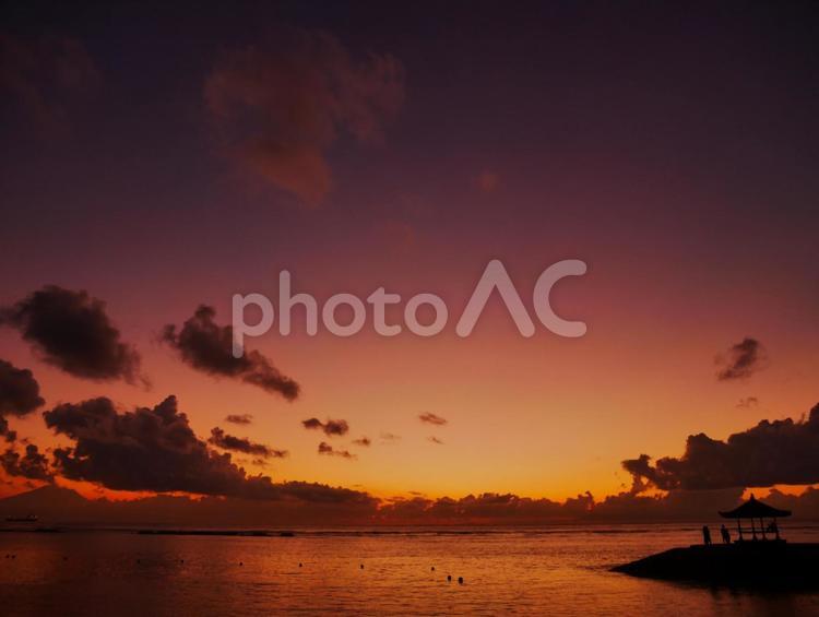 夜明け前の空と海 海,夜明け前,空の写真素材