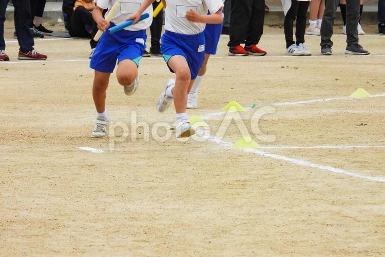 運動会で走る小学生 運動会,グラウンド,グランドの写真素材