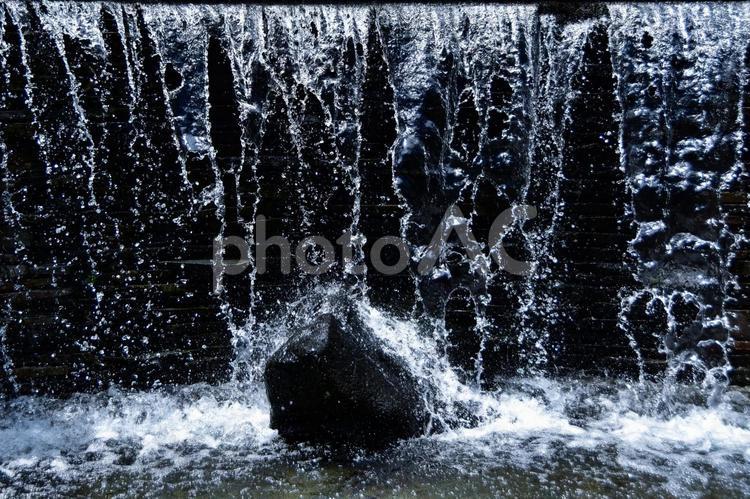 涼しげな水場の風景 落ちる,勢い,涼しいの写真素材