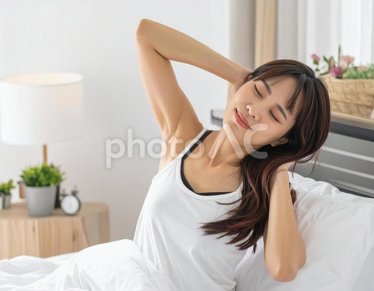 寝違えて首痛に苦しむ女性 寝違え,痛み,首痛の写真素材