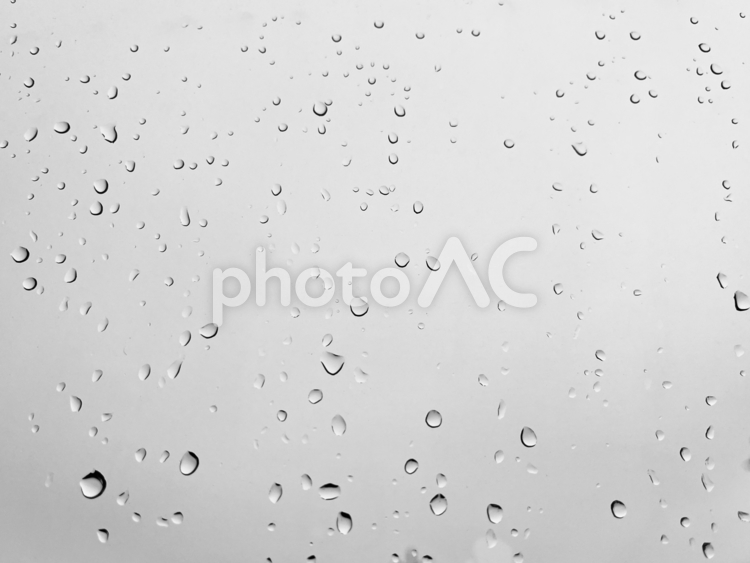 水滴　モノクロ背景 水滴,しずく,液体の写真素材