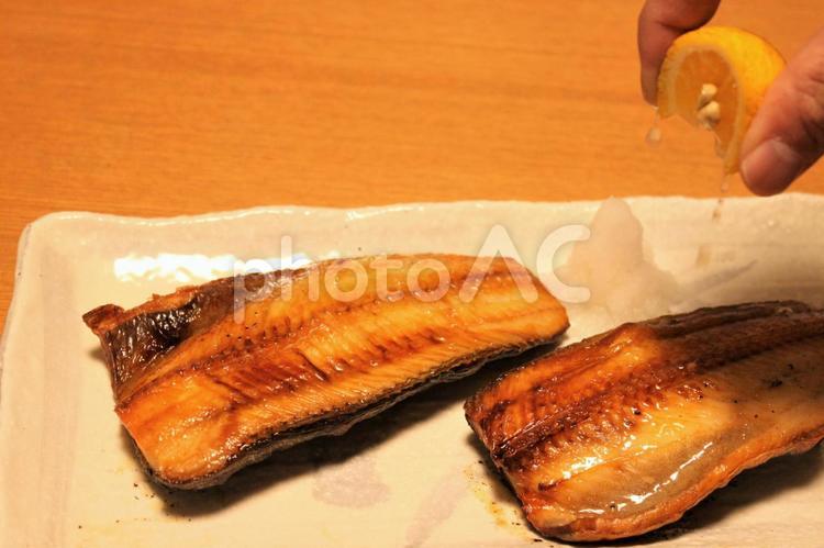 ホッケ塩焼き　カボスをしぼる ホッケ,干物,魚の写真素材