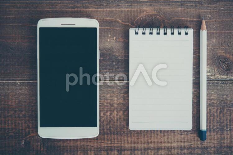 スマートフォンと文房具 アナログ,アプリ,オフィスの写真素材