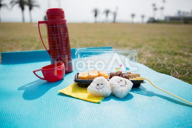 空の下のピクニックのお弁当 ピクニック,お弁当,笑顔の写真素材