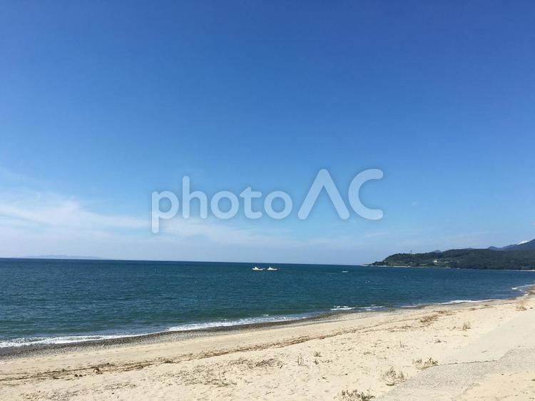 遠くにボートが浮かんでいる海の風景 空,海,晴れの写真素材