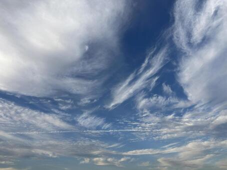 躍動感ある雲と、青い空のグラデーション。 空,青空,雲の写真素材