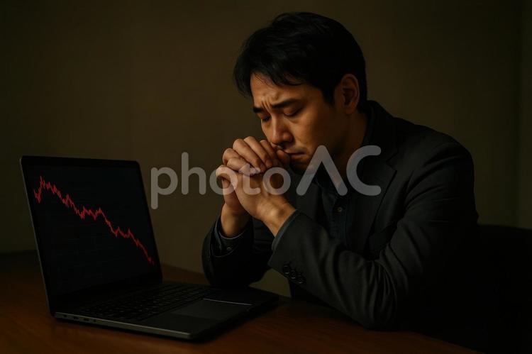 投資の失敗に落ち込む表情の男性 投資,失敗,落ち込むの写真素材