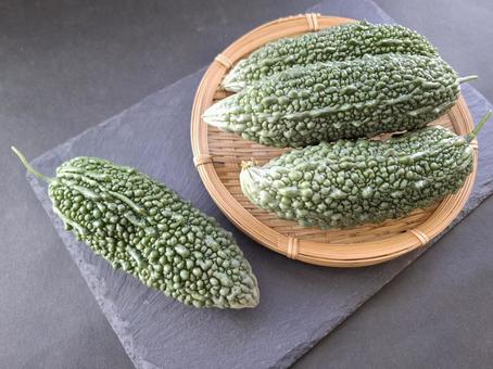 夏野菜ゴーヤのザル盛_黒バック_1 夏野菜ゴーヤのザル盛_黒バック_1の写真