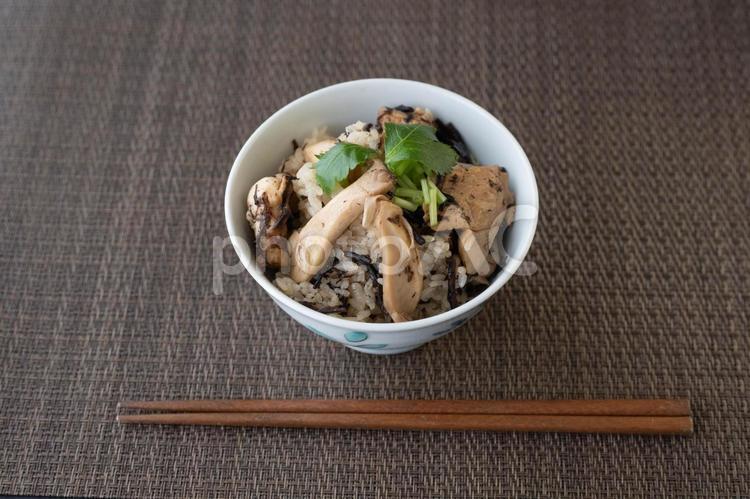 松茸をふんだんに使った松茸ご飯 松茸,炊き込みご飯,かやくご飯の写真素材