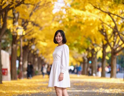 ストリートスナップ・イチョウ並木の彼女 ストリートスナップ・イチョウ並木の彼女の写真