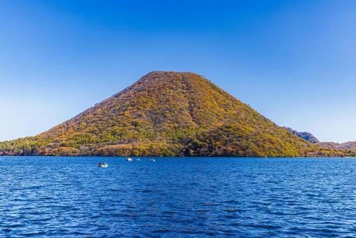 群馬県 榛名湖から望む秋景色 群馬県 榛名湖から望む秋景色 の写真