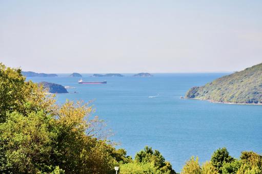 秋の海岸の夕日岬を山の上から 秋の海岸の夕日岬を山の上から 夕日岬,山の上から,秋の写真素材